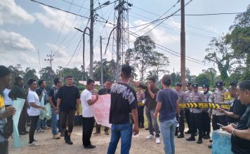 Ratusan Warga Gelar Aksi Orasi di Kantor PLN Daik-Lingga
