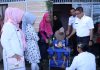 Sekda Rida Salurkan Bantuan Kursi Roda pada Anak Penderita Hydrosefalus
