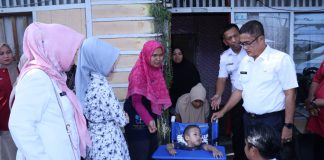 Sekda Rida Salurkan Bantuan Kursi Roda pada Anak Penderita Hydrosefalus