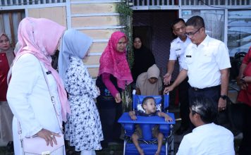 Sekda Rida Salurkan Bantuan Kursi Roda pada Anak Penderita Hydrosefalus