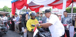 Pemkab Asahan Bagikan Bendera Merah Putih Kepada Masyarakat