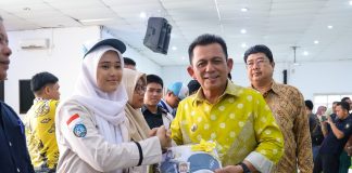 Ansar Serahkan Bantuan Sosial Untuk Warga Batu Aji, Sekupang, dan Belakang Padang Senilai Rp108,2 Miliar