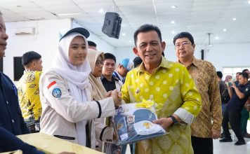 Ansar Serahkan Bantuan Sosial Untuk Warga Batu Aji, Sekupang, dan Belakang Padang Senilai Rp108,2 Miliar