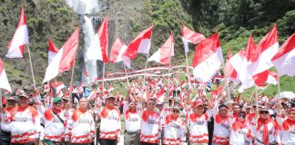 Menjelang Hari Kemerdekaan Republik Indonesia Ke 79, Pemkab Asahan Laksanakan Pengibaran Bendera Merah Putih Di Wisata Alam Air Terjun Ponot