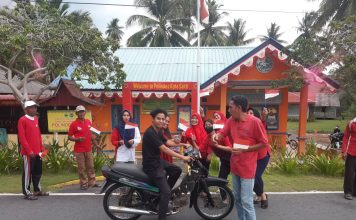 Semarak HUT Ke-79 RI di Desa Kote, Bidan Polindes Kote Sakti Bagikan Bendera Merah Putih Mini