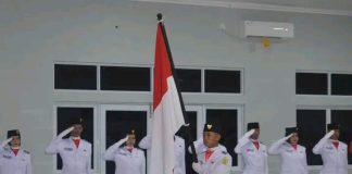 Muhammad Nizar Kukuhkan 32 Anggota Paskibraka Kabupaten Lingga Tahun 2024