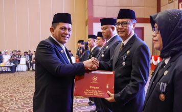 366 ASN Kepri Terima Tanda Kehormatan Satyalancana Karya Satya