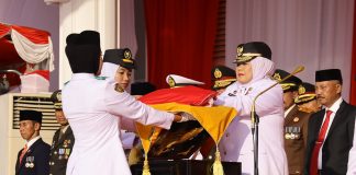 Wakil Gubernur Kepri Marlin Agustina Pimpin Upacara Penurunan Bendera HUT RI ke-79