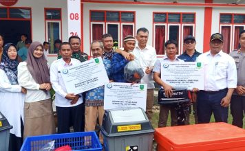 Kunker ke Kelurahan Sedanau, Bupati Wan Siswandi Serahkan Berbagai Bantuan