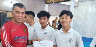 Pacu Semangat, Bupati Wan Siswandi Serahkan Bonus Untuk Atlet Berprestasi Natuna