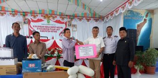 Peduli Kesejahteraan Nelayan, Bupati Siswandi Kembali Serahkan Bantuan Alat Tangkap Ikan di Pulau Laut