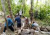 Personil Lanud RSA Natuna Gotong Royong Bersama Warga Sejuba Perbaiki Jalur Pipa Air Bersih
