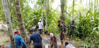 Personil Lanud RSA Natuna Gotong Royong Bersama Warga Sejuba Perbaiki Jalur Pipa Air Bersih