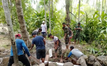 Personil Lanud RSA Natuna Gotong Royong Bersama Warga Sejuba Perbaiki Jalur Pipa Air Bersih