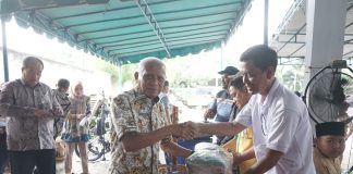 Bupati Serahkan Pakaian Dan Perlengkapan Kerja THL Dinas Lingkungan Hidup Kabupaten Asahan