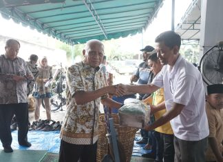 Bupati Serahkan Pakaian Dan Perlengkapan Kerja THL Dinas Lingkungan Hidup Kabupaten Asahan