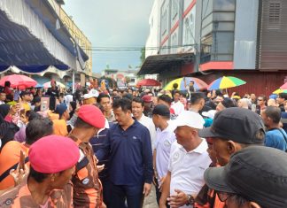 Dielu-elukan Sepanjang Jalan, Rudi-Rafiq Jalan Santai bersama Ribuan Warga Karimun