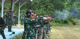 Tingkatkan Kesiapsiagaan Prajurit, Danlanud RSA Natuna Pimpin Latihan Menembak