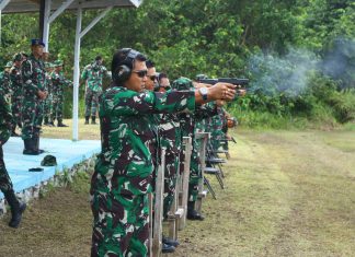 Tingkatkan Kesiapsiagaan Prajurit, Danlanud RSA Natuna Pimpin Latihan Menembak