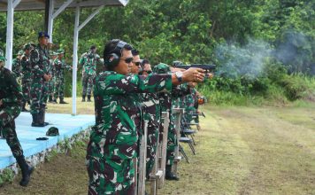 Tingkatkan Kesiapsiagaan Prajurit, Danlanud RSA Natuna Pimpin Latihan Menembak