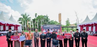 Bupati Kasmarni Serahkan Bantuan Alat Bantu Diri, Penampungan Air Hujan dan Sarana Prasana Panti Asuhan