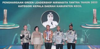 Bupati Kasmarni Terima Penghargaan Green Leadership Nirwasita Tantra