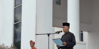 Pimpin Upacara HUT Kepri ke-22, Bupati Natuna Menyerahkan Beberapa Bantuan dari Pemda untuk Masyarakat