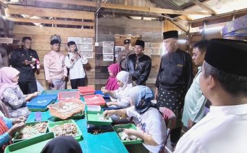 Bupati Natuna Tinjau Industri Rumahan Pengolahan Kepiting Rajungan di Kampung Sebala