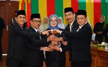 Syah, Maya Sari Ditetapkan Menjadi Ketua DPRD Lingga Periode 2024-2029