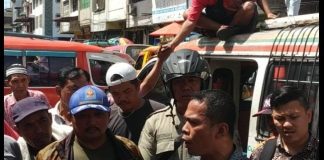 Tolak Relokasi, Para Supir Angkot Blokade Jalan Merdeka