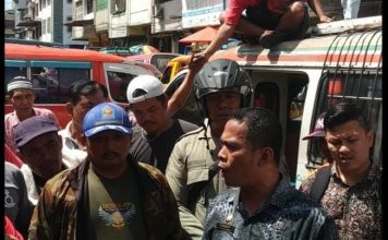 Tolak Relokasi, Para Supir Angkot Blokade Jalan Merdeka
