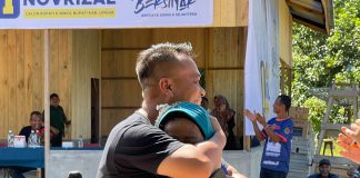 Perempuan Paruh Baya Peluk Nizar Saat Kampanye di Desa Pelakak