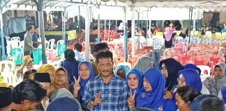 Warga Seipelunggut Antre Tanda Tangan HMR di Kaos Sebagai Simbol Kepri yang Maju