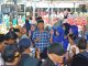 Warga Seipelunggut Antre Tanda Tangan HMR di Kaos Sebagai Simbol Kepri yang Maju