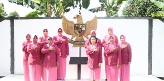 Jelang Peringatan HKGB ke-72 Bhayangkari Polres Lingga Tabur Bunga di TMP Dabo Singkep