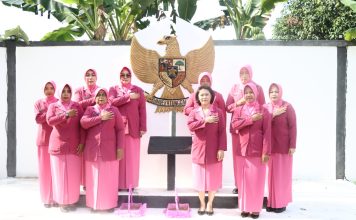 Jelang Peringatan HKGB ke-72 Bhayangkari Polres Lingga Tabur Bunga di TMP Dabo Singkep