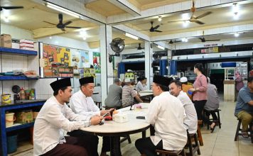 Untuk Keakraban, Pjs Bupati Bengkalis Ngopi Bareng Usai Sholat Subuh Bersama Masyarakat