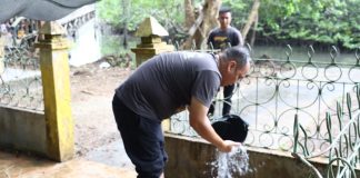 Polres Lingga dan Warga Bersihkan Situs Cagar Budaya Sumur Hang Tuah