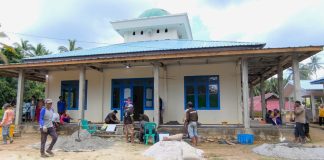 TNI AL Lanal Ranai Gelar Gotong Royong Bersama Masyarakat, Dukung Pemasangan Keramik Masjid Baitul Nur di Desa Batu Gajah