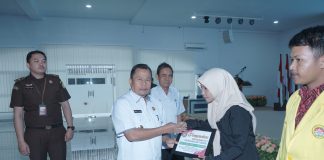 Pemkab Asahan Serahkan Beasiswa Bagi Mahasiswa Berprestasi dari Keluarga Tidak Mampu
