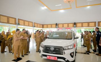Bupati Kasmarni Terus Optimalkan Pelayanan Kesehatan Masyarakat, 7 Unit Ambulance Diserahkan ke Puskesmas