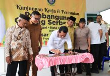 Ratusan Warga Tanjung Unggat Sambut Antusias Peresmian Gedung Serbaguna oleh Gubernur Ansar