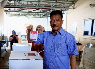 HMR, Marlin & Keluarga Kompak Nyoblos di TPS 017 Rosedale, Dekat Kediamannya