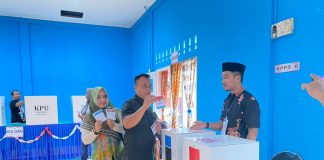 Bupati M Nizar dan Istri Nyoblos di TPS 001 Desa Kelombok, Lingga