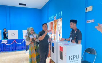 Bupati M Nizar dan Istri Nyoblos di TPS 001 Desa Kelombok, Lingga