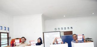 Sekda Batam Jefridin dan Keluarga Salurkan Hak Suara di TPS 12 Patam Lestari