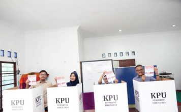 Sekda Batam Jefridin dan Keluarga Salurkan Hak Suara di TPS 12 Patam Lestari