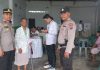 Aksi Dua Personil Polres Simalungun Saat Pilkada, Bantu Lansia Menelusuri TPS Walau Hujan Deras Mengguyur, Rupanya Mertua Kapolda Sumut