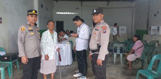 Aksi Dua Personil Polres Simalungun Saat Pilkada, Bantu Lansia Menelusuri TPS Walau Hujan Deras Mengguyur, Rupanya Mertua Kapolda Sumut