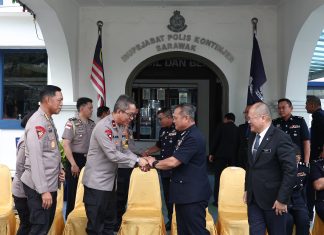 Perkuat Kerjasama Keamanan Wilayah Perbatasan, Wakapolda Kalbar Melaksanakan Kunjungan Ke IPK Sarawak Polis Diraja Malaysia